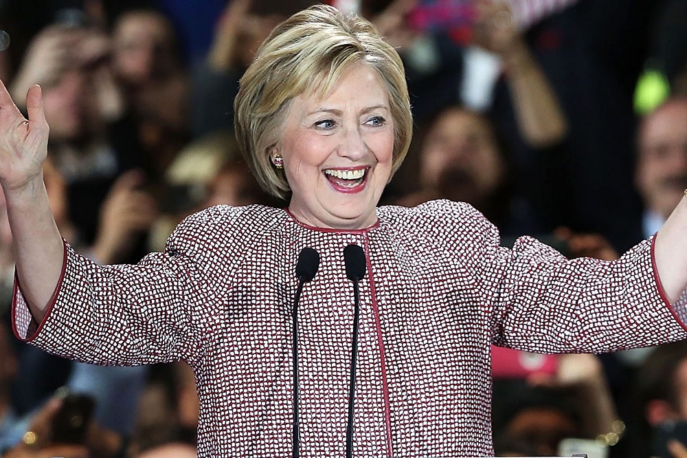 힐러리 클린턴은 뭘 입든 욕을 먹는다…1,458만 원 명품 패션 논란 | 10