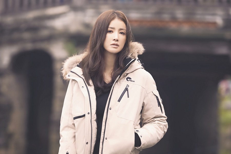 배우 이시영의 시크하고 세련된 겨울 화보가 공개됐다. 