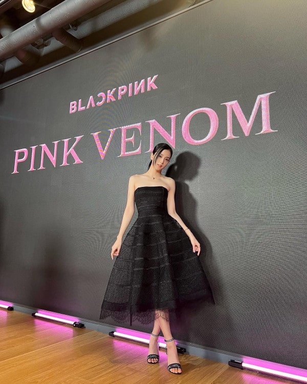 블랙핑크 지수, ‘핑크 베놈’ 컴백에 우아한 디올 드레스 자태 | 1