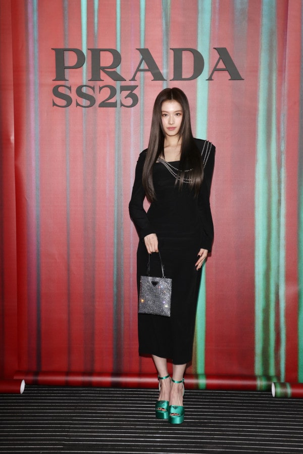프라다 23 S/S 여성복 패션쇼 참석한 김태리와 트와이스 사나 | 3