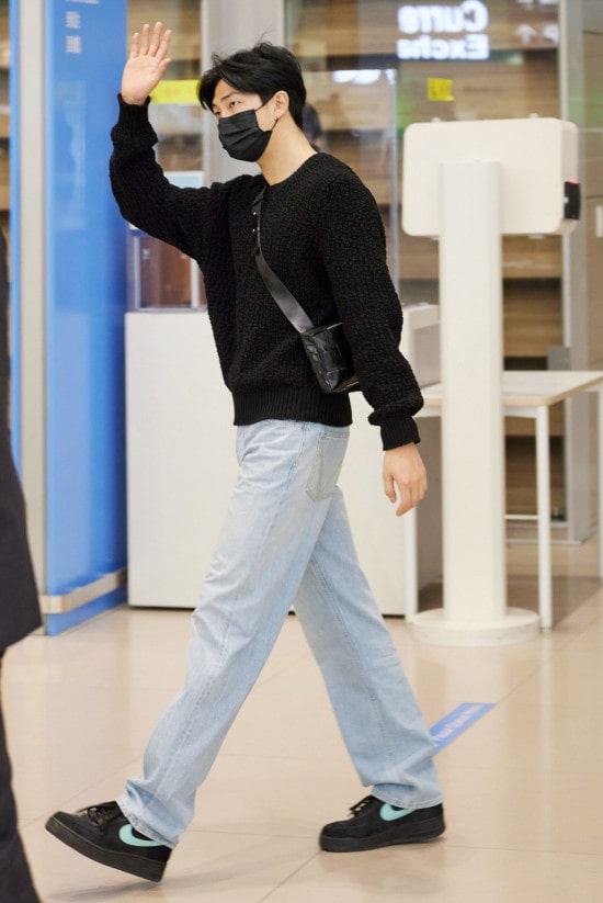  ‘방탄 RM’ 공항 패션, 오늘은 깔끔한 남친 룩 | 2