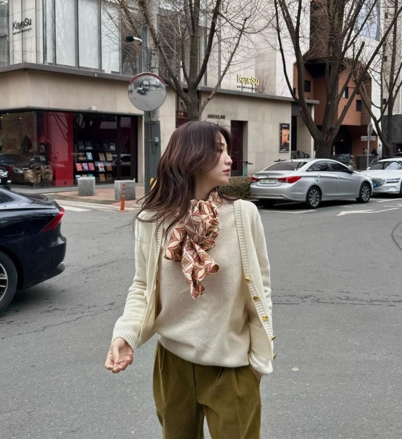 박하선, 스카프로 포인트 준 우아한 봄 패션 | 1