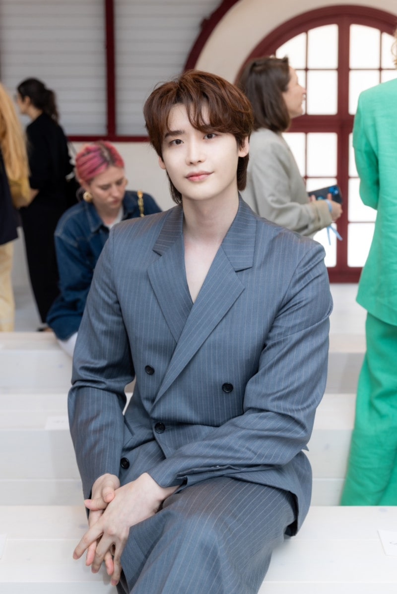 이종석, 세련된 그레이 슈트 룩 | 3