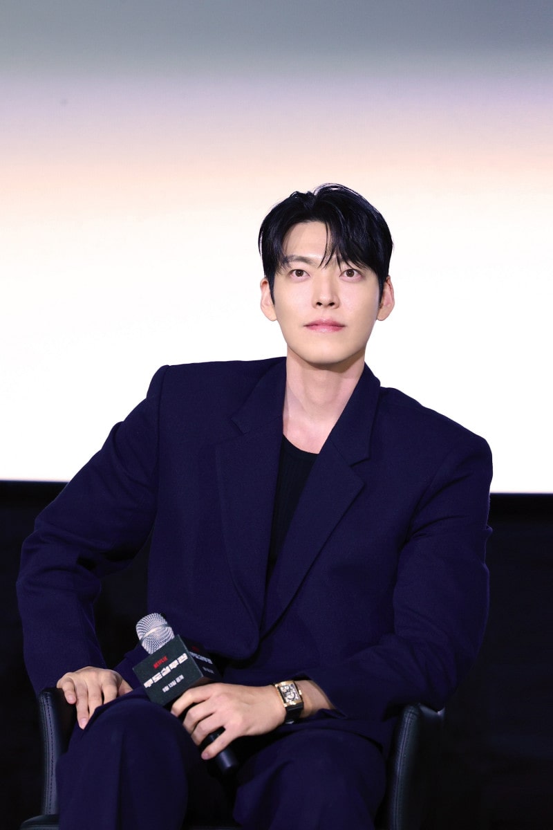 김우빈, 무도실무관 제작발표회 고급스러운 슈트 룩 | 2