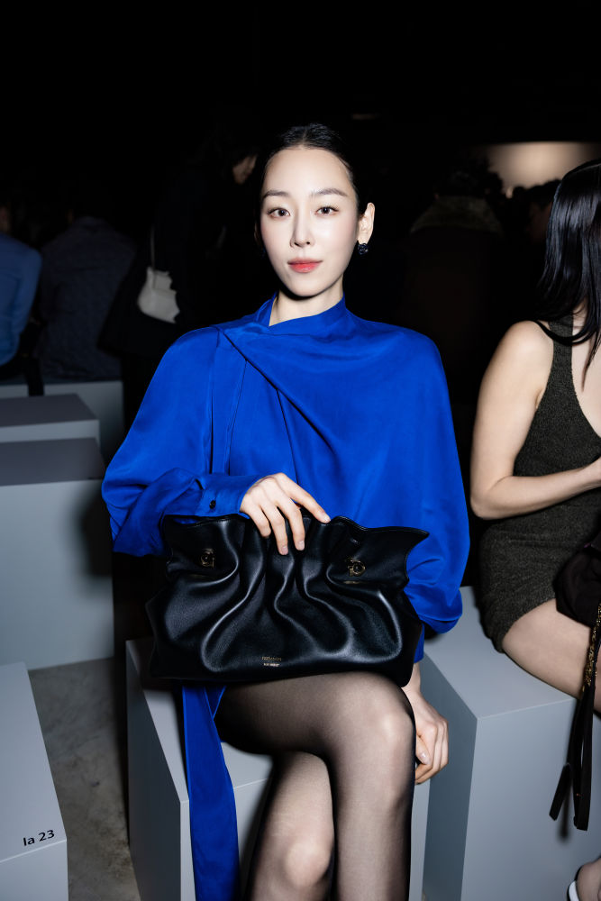 밀라노 패션위크 ‘서현진’, 강렬한 블루로 시선집중 | 3