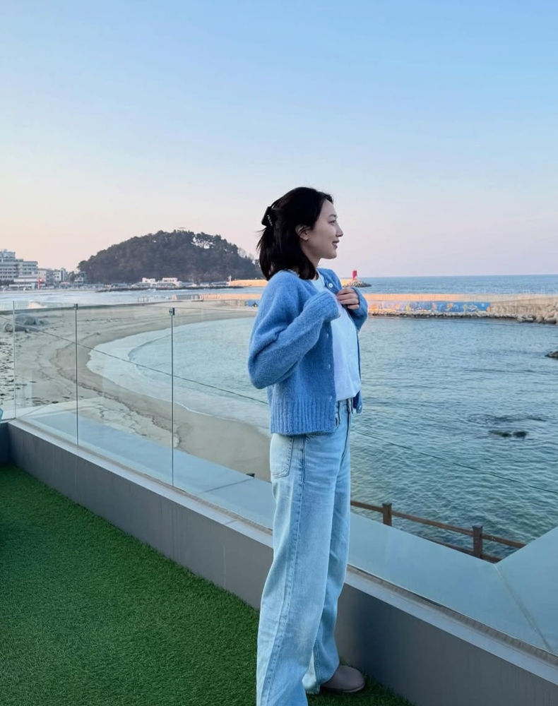 봄을 부르는 ‘블루 컬러’ 포인트 스타일링 : 김나영 & 표예진 | 6