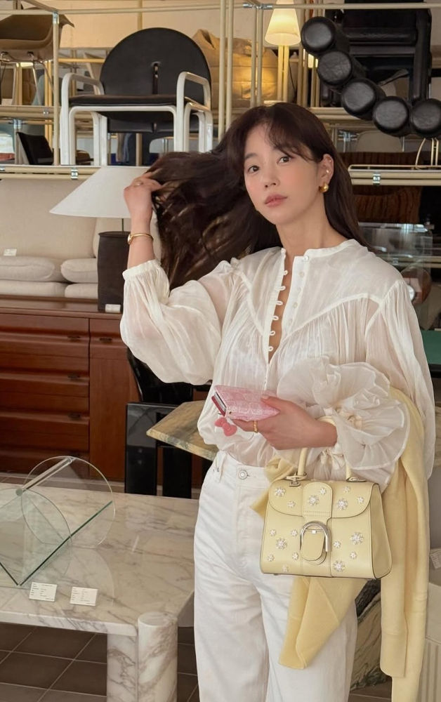 기은세, 화이트 팬츠로 풀어낸 봄 데일리 룩 | 2