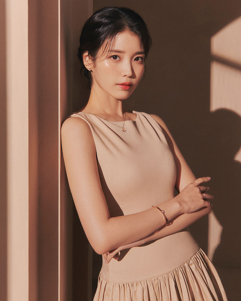 아이유, 주얼리로 완성한 우아함 | 2