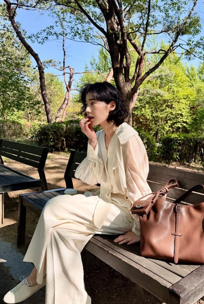 정은채, 우아함은 색이 아니라 분위기 | 1