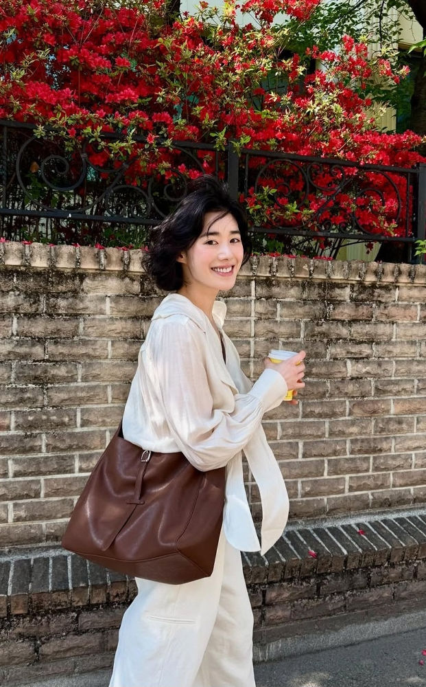 정은채, 우아함은 색이 아니라 분위기 | 2