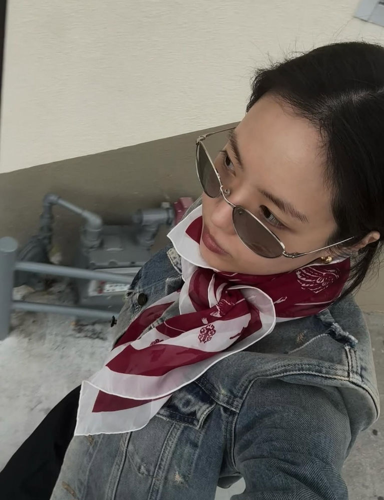 손나은, 데일리룩에 ‘한끗’ 더하는 스카프의 마법 | 3
