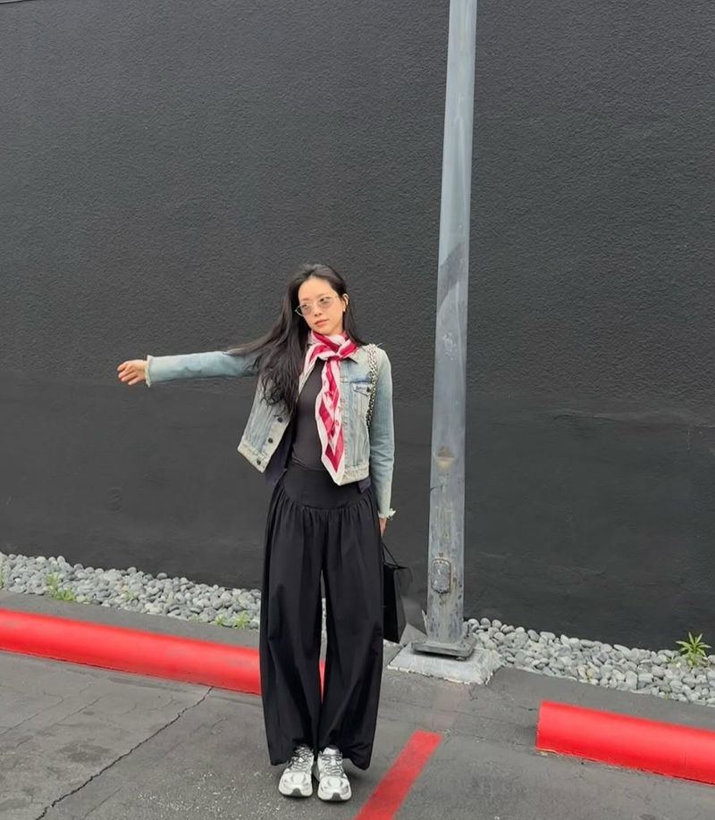 손나은, 데일리룩에 ‘한끗’ 더하는 스카프의 마법 | 4