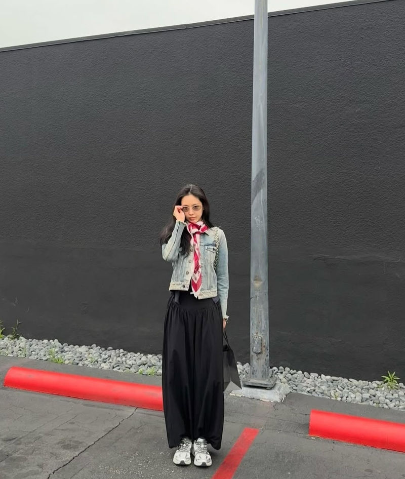 손나은, 데일리룩에 ‘한끗’ 더하는 스카프의 마법 | 2