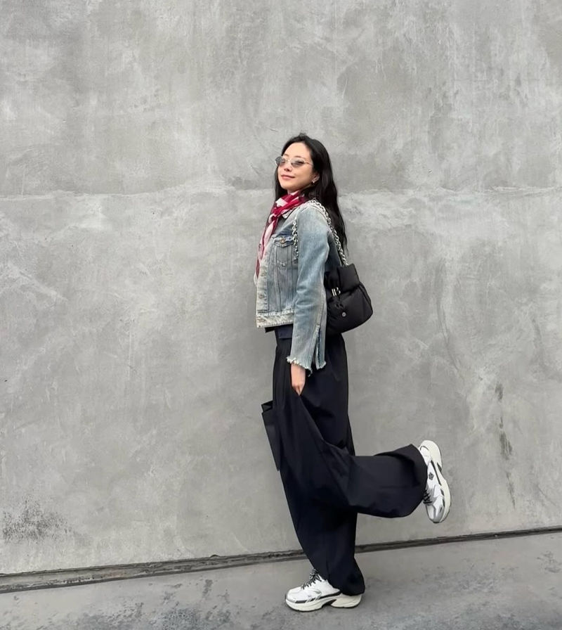 손나은, 데일리룩에 ‘한끗’ 더하는 스카프의 마법 | 5