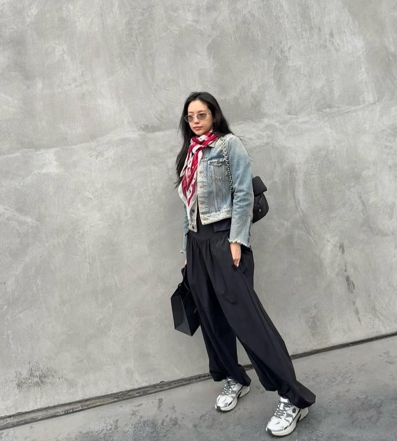 손나은, 데일리룩에 ‘한끗’ 더하는 스카프의 마법 | 1