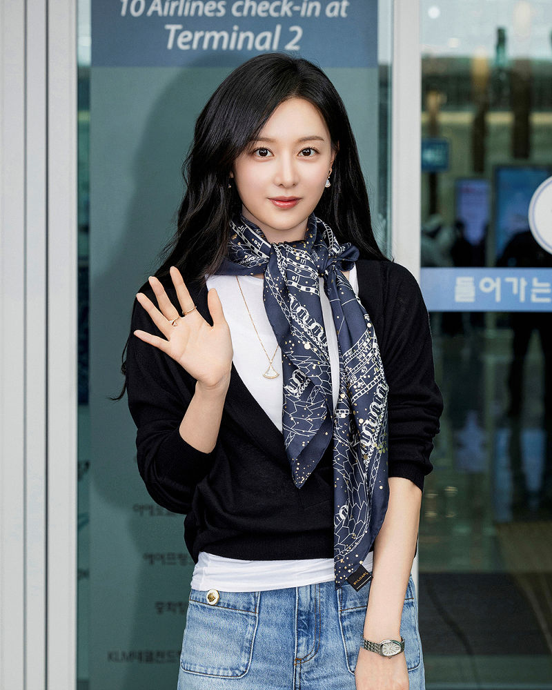 김지원 공항 패션, 데님 위의 럭셔리 2 20250519 BVLGARI 1 2