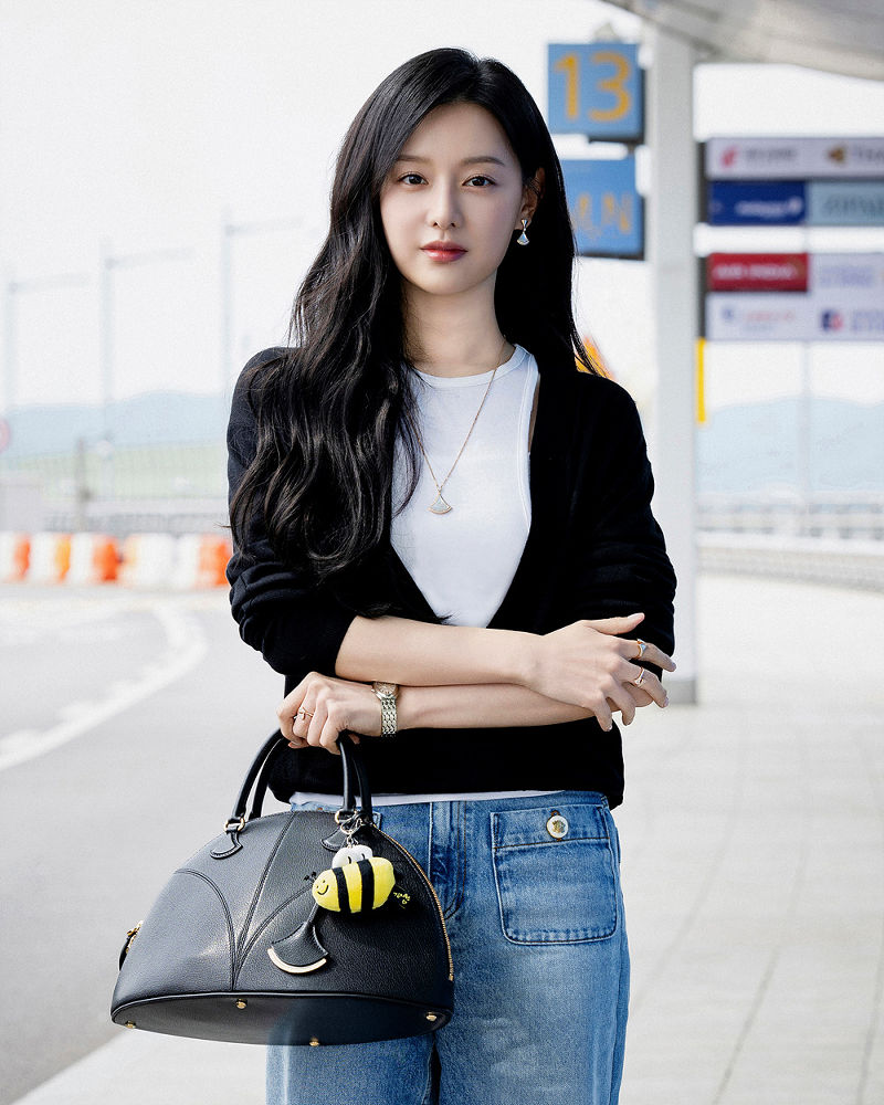 김지원 공항 패션, 데님 위의 럭셔리 3 20250519 BVLGARI 2 3