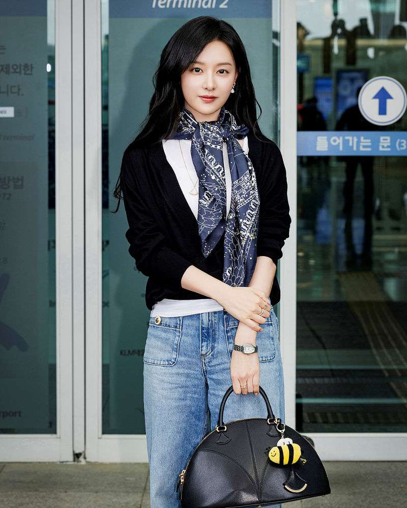 김지원 공항 패션, 데님 위의 럭셔리 1 20250519 BVLGARI 3 1