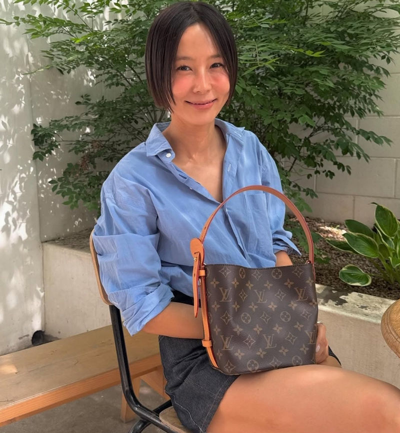 김나영의 청량한 데일리 룩, 블루 셔츠 스타일링 | 5