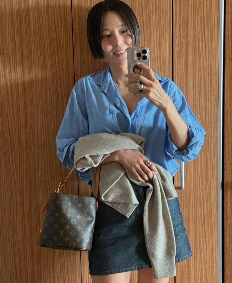 김나영의 청량한 데일리 룩, 블루 셔츠 스타일링 | 6