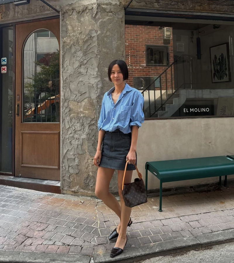 김나영의 청량한 데일리 룩, 블루 셔츠 스타일링 | 2