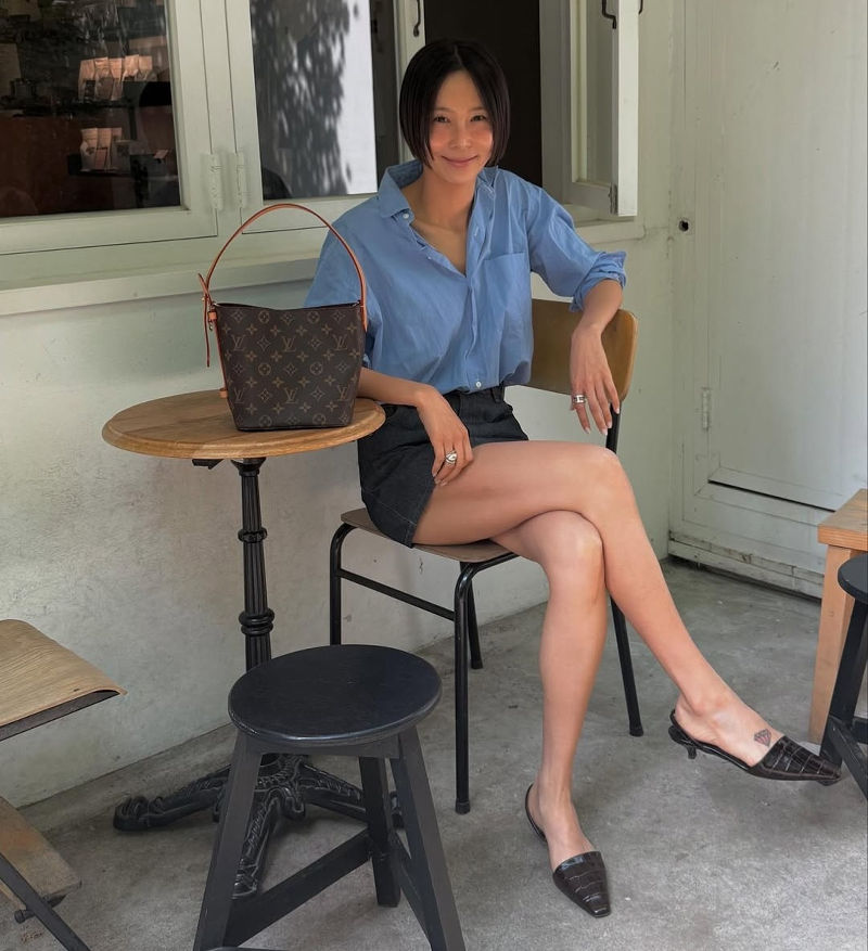 김나영의 청량한 데일리 룩, 블루 셔츠 스타일링 | 1