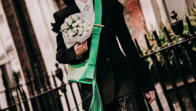 맥퀸, 시그니처 디테일 더한 T-바 슬링 백 선보여 10 #McQueen #SeenInMcQueen @AlexanderMcQueen