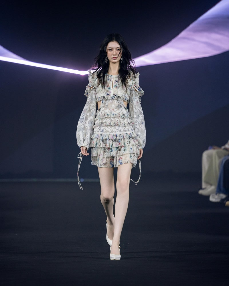 야노시호와 함께한 ‘두칸’, 서울패션위크 ‘루시드 블룸’ 으로 빛내다 4 20250908 doucan 7 4