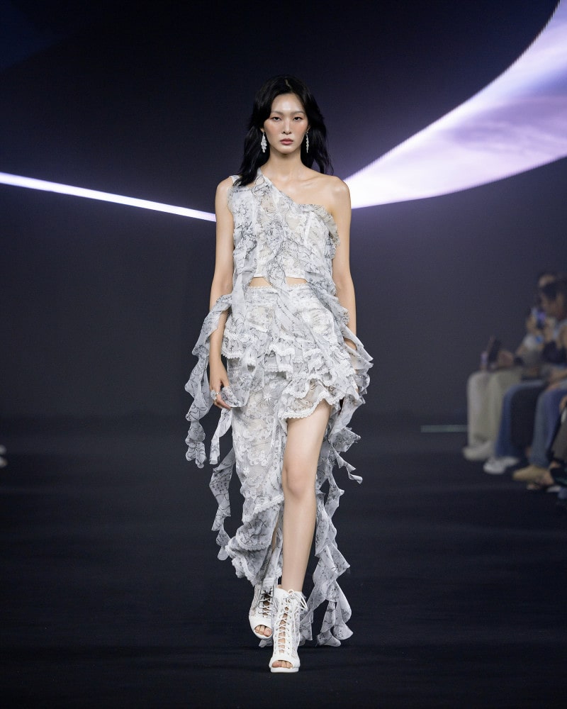 야노시호와 함께한 ‘두칸’, 서울패션위크 ‘루시드 블룸’ 으로 빛내다 5 20250908 doucan 9 5