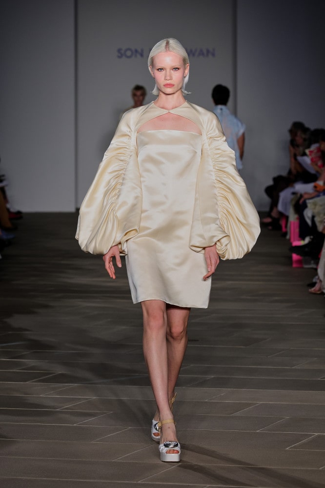 디자이너 손정완, 뉴욕 무대 빛낸 2026 S/S 컬렉션 3 20250917 SON 7 3