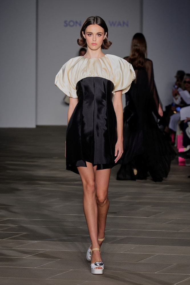 디자이너 손정완, 뉴욕 무대 빛낸 2026 S/S 컬렉션 5 20250917 SON 8 5