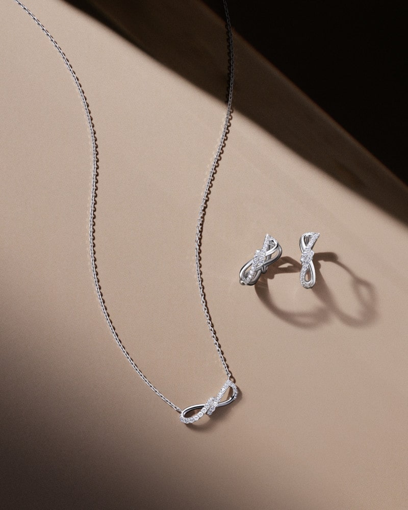 셔츠부터 수트까지, 아이유의 감각적인 주얼리 레이어링 4 20250925 jestina 1 4