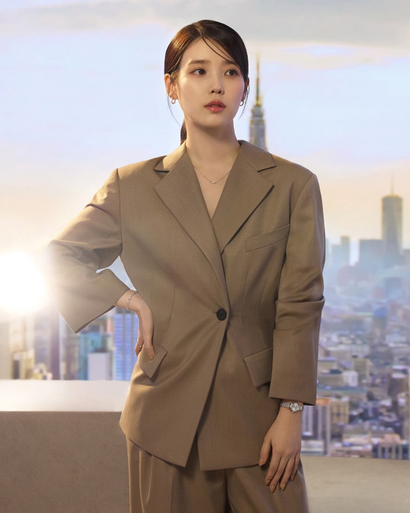 셔츠부터 수트까지, 아이유의 감각적인 주얼리 레이어링 5 20250925 jestina 2 5