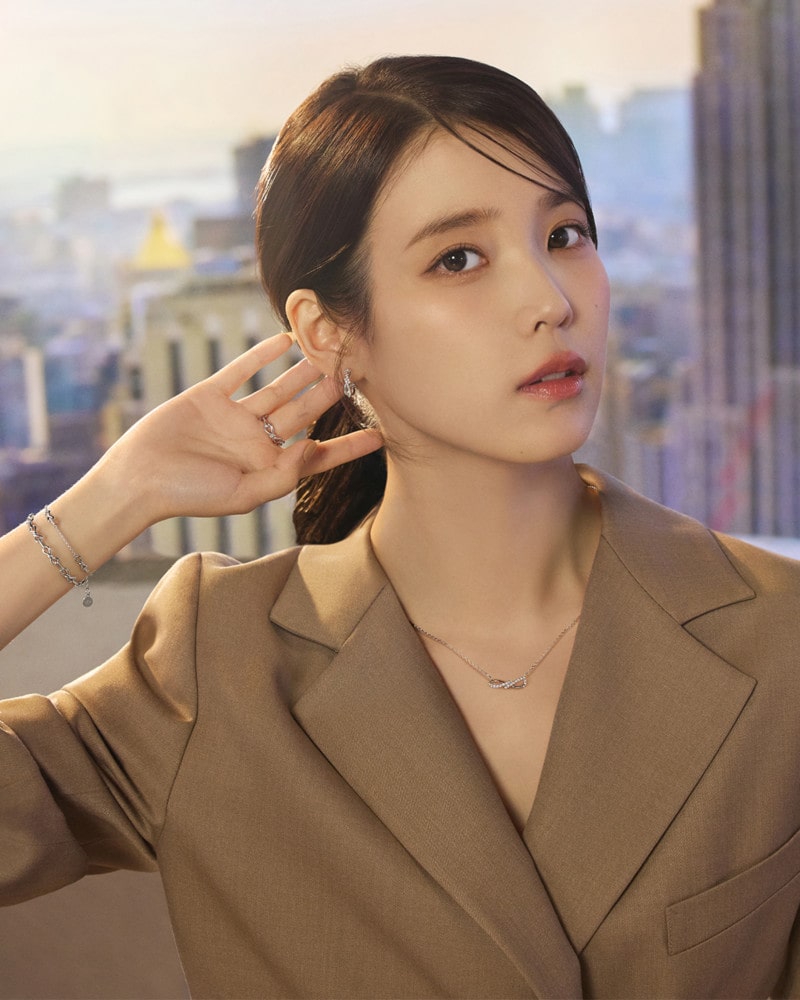 셔츠부터 수트까지, 아이유의 감각적인 주얼리 레이어링 6 20250925 jestina 3 6