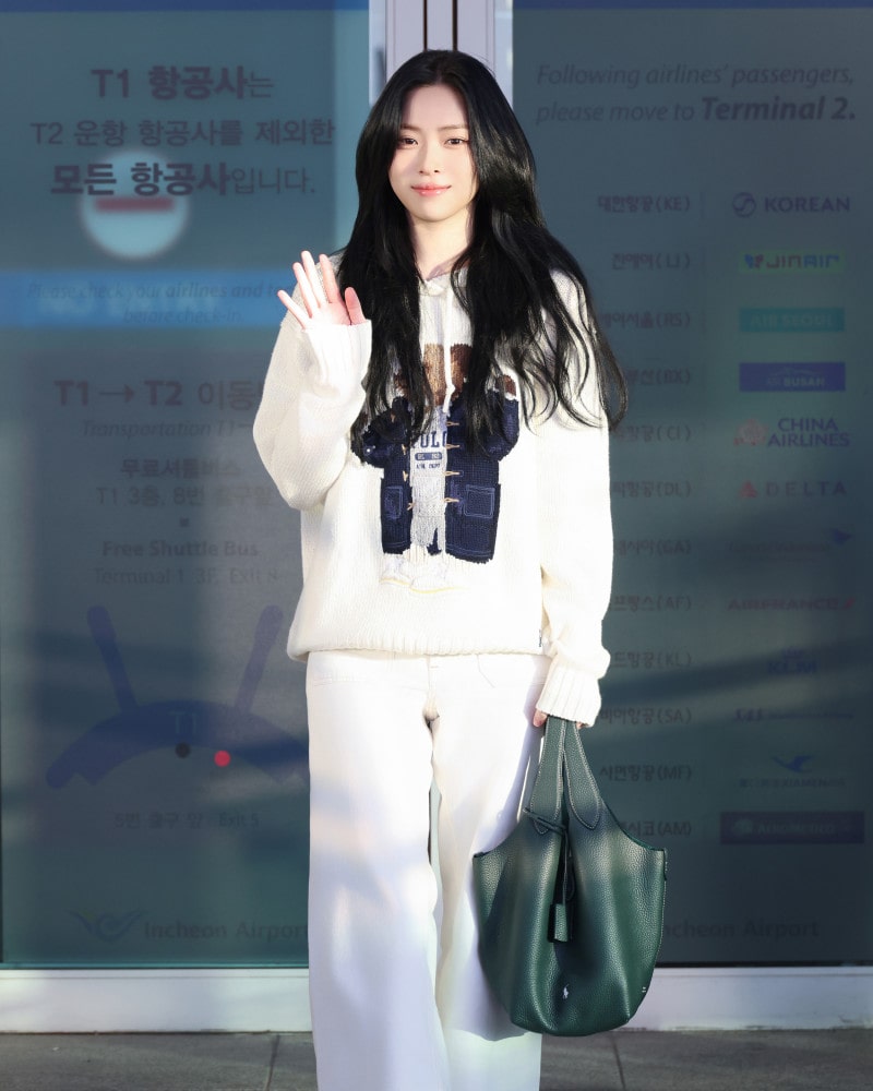 ITZY 류진의 감각적인 윈터 캐주얼 룩 2 20251022 polo 2 2