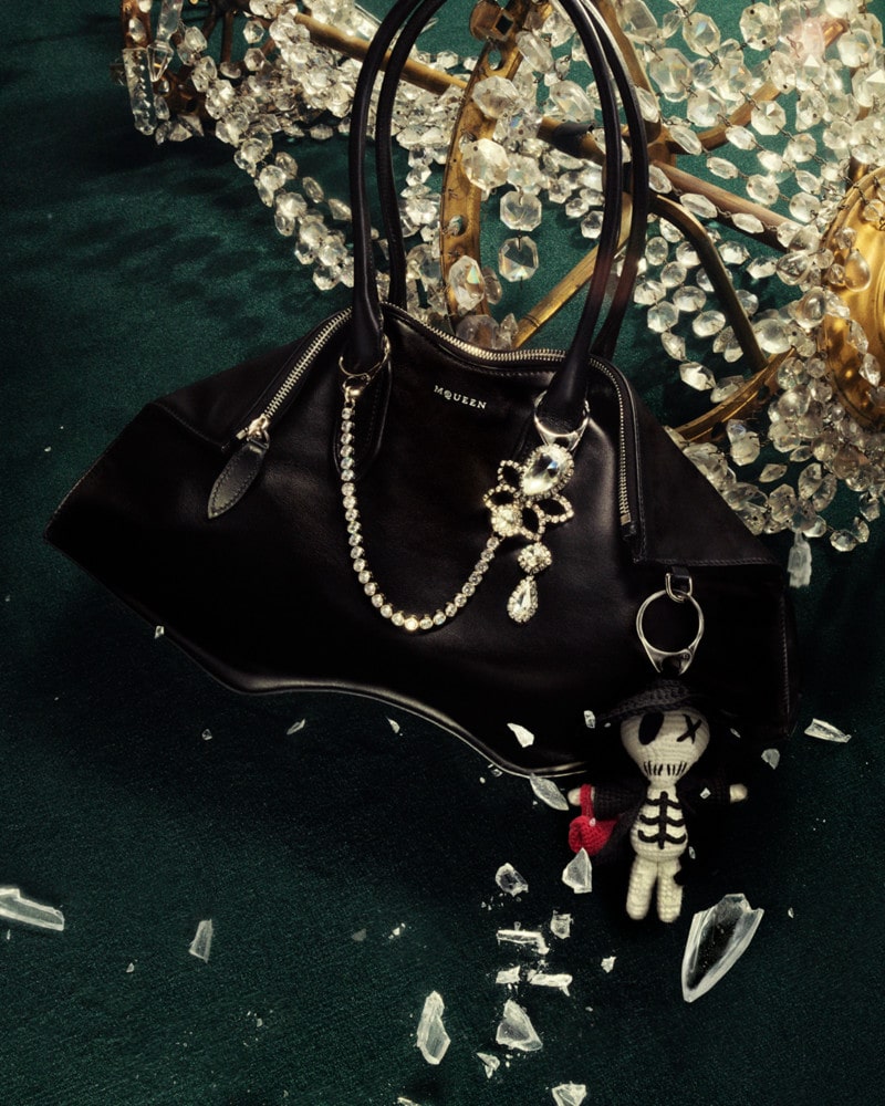 맥퀸, 포멀함과 화려함 담아낸 2025 홀리데이 에디트 5 20251023 McQUEEN 2 5