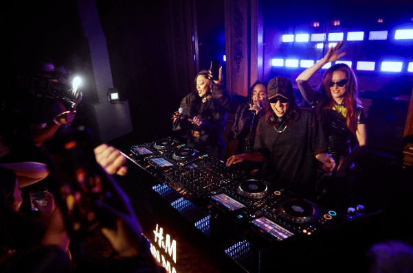 “H&M x 글렌 마틴스, 런던을 뒤흔든 뉴 브리티시 파티” 1 20251027 hm 01 1