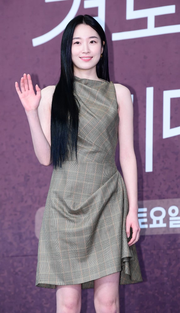 ‘경도를 기다리며’ 제작발표회, 원지안의 맥퀸 룩 1 20251210 McQueen 1 1