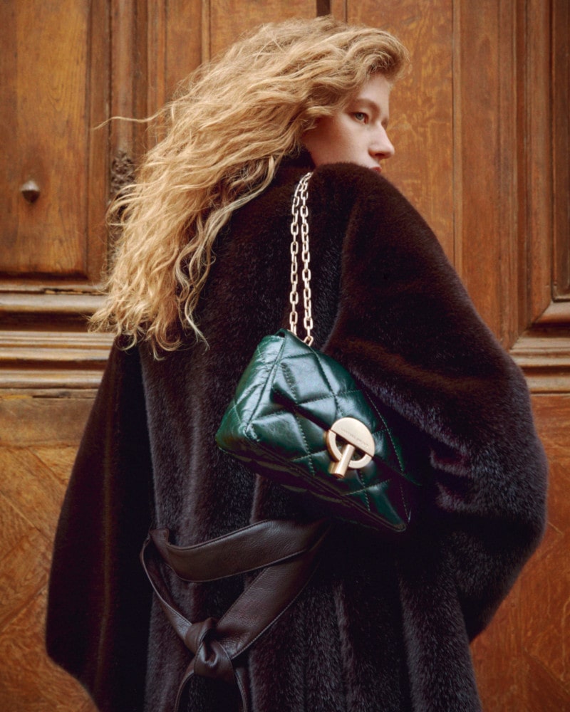 스팽글과 퍼, 연말 스타일을 지배하는 장식 트렌드 8 20251211 beans 1 8