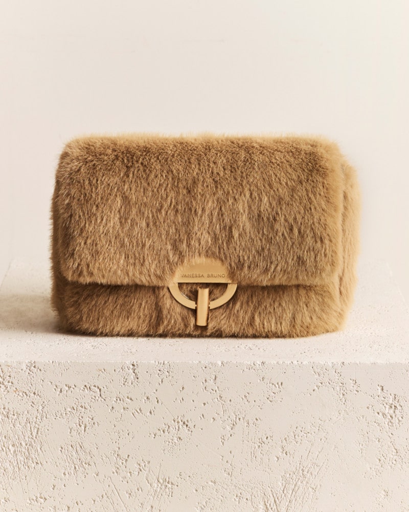 스팽글과 퍼, 연말 스타일을 지배하는 장식 트렌드 2 20251211 beans 2 2