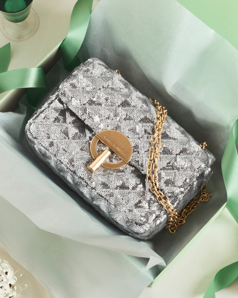 스팽글과 퍼, 연말 스타일을 지배하는 장식 트렌드 3 20251211 beans 3 3