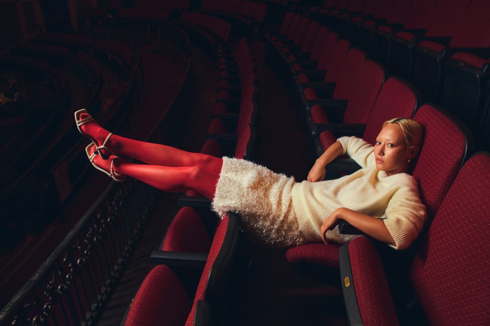 스팽글과 퍼, 연말 스타일을 지배하는 장식 트렌드 4 20251211 beans 6 1 4