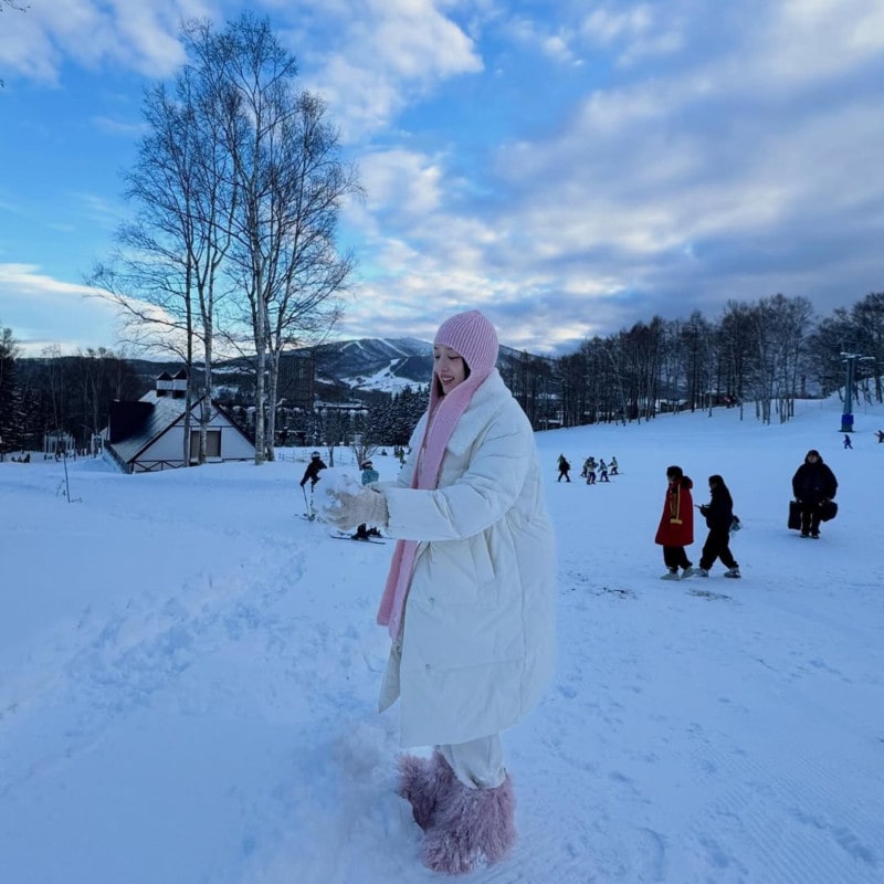 표예진, 출국길부터 SNS까지 시선 사로잡는 미모 5 20251212 athe 11 5