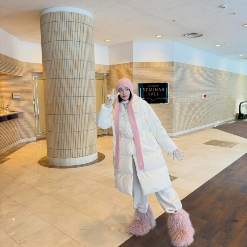 표예진, 출국길부터 SNS까지 시선 사로잡는 미모 3 20251212 athe 15 3