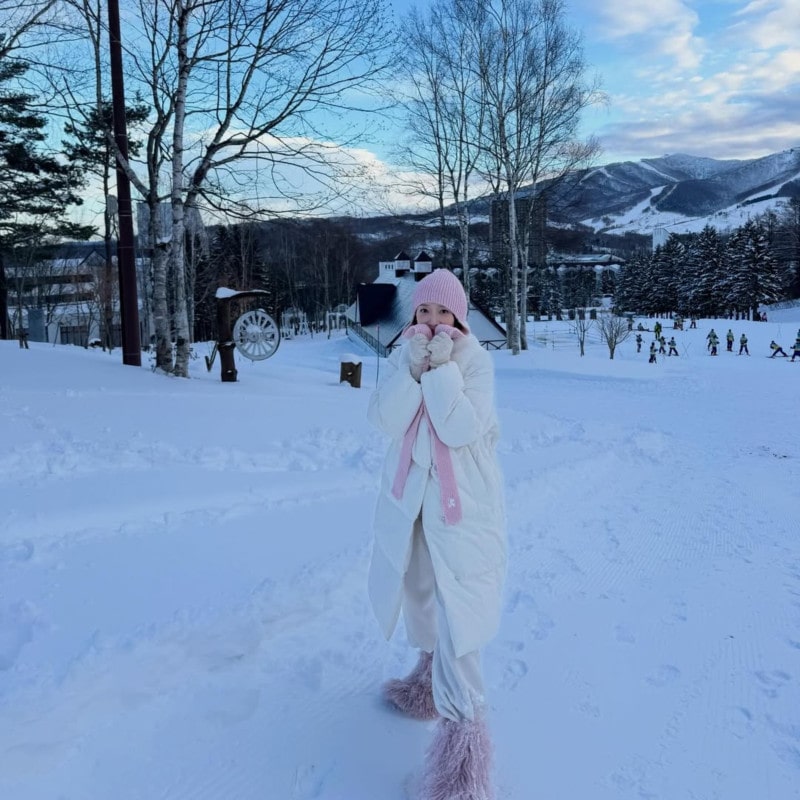 표예진, 출국길부터 SNS까지 시선 사로잡는 미모 4 20251212 athe 16 4