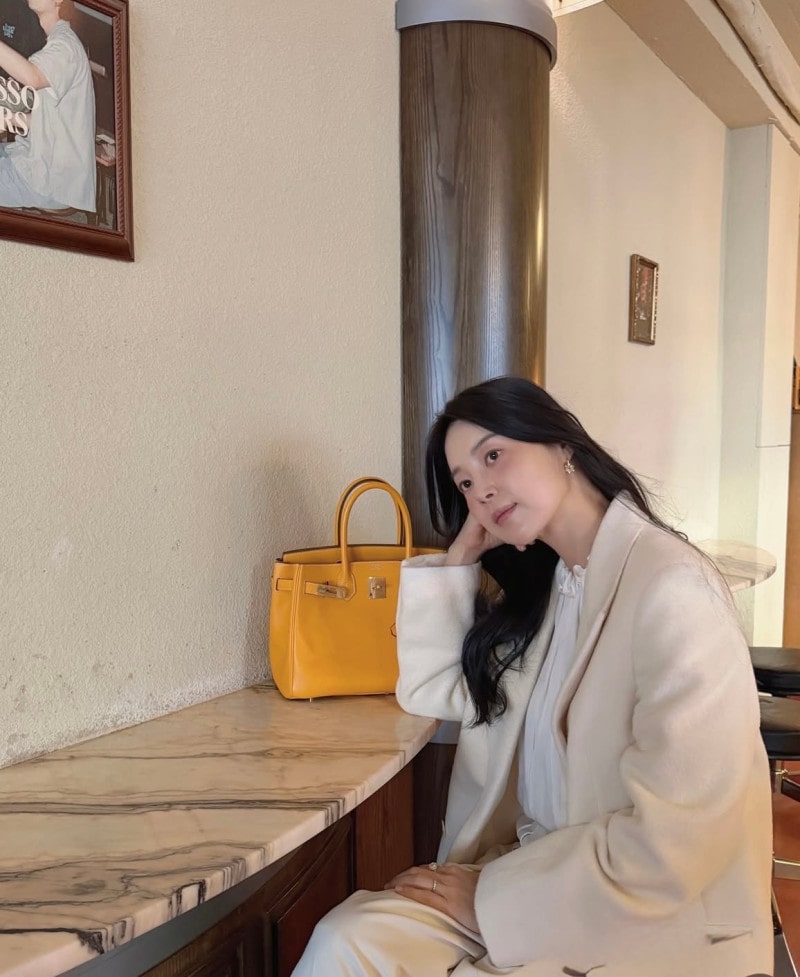 ‘시크 블랙’ 차정원 vs ‘우아 화이트’ 한지혜, 극과 극 코트 스타일링 9 20251219 jihae 3 9