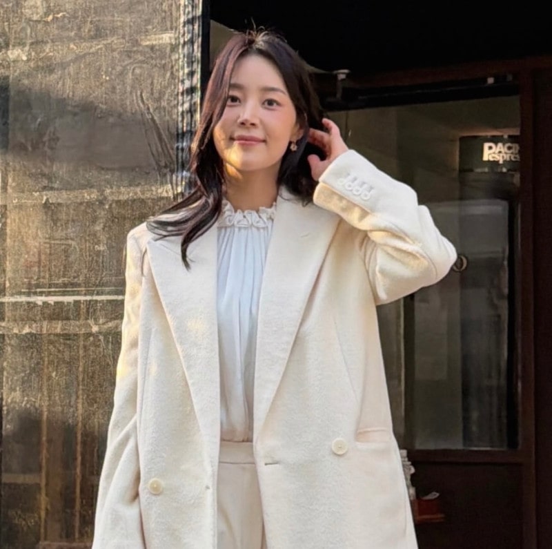 ‘시크 블랙’ 차정원 vs ‘우아 화이트’ 한지혜, 극과 극 코트 스타일링 7 20251219 jihae 5 7