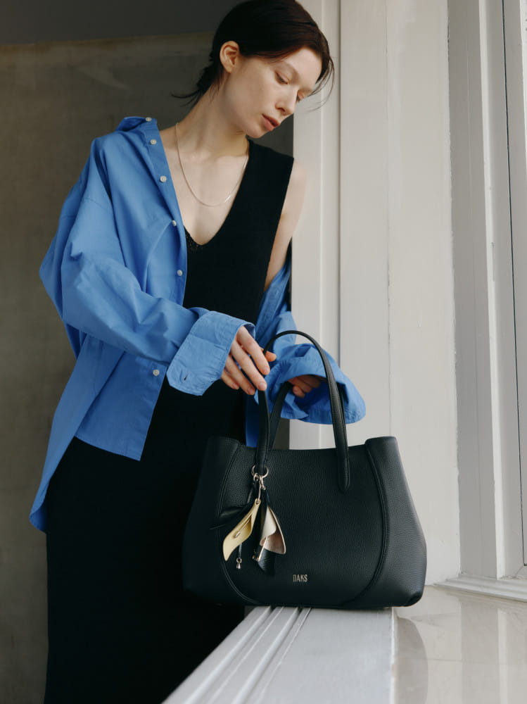 닥스 액세서리, 체크 벗고 ‘정제된 우아함’ 입다 1 20260115 daks 3 1