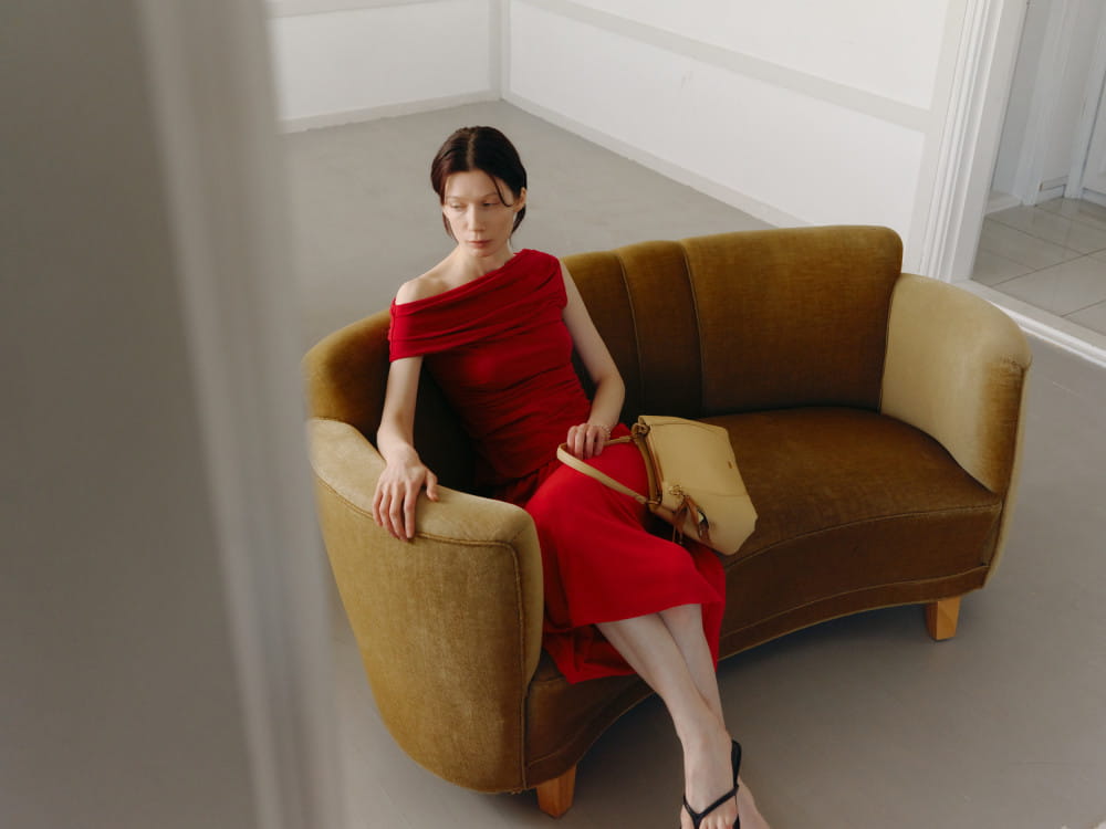 닥스 액세서리, 체크 벗고 ‘정제된 우아함’ 입다 3 20260115 daks 5 2