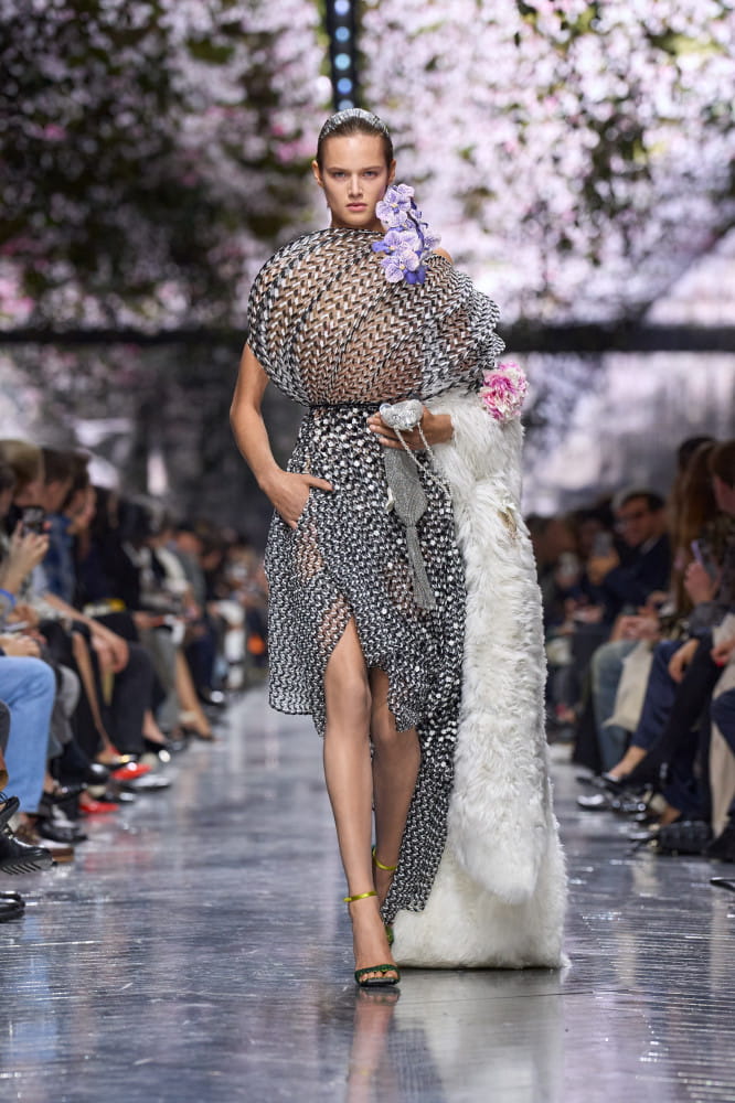 디올, 2026 S/S 오뜨 꾸뛰르 공개…‘분더캄머’에 담긴 시간의 미학 4 20260129 DIOR 2 3